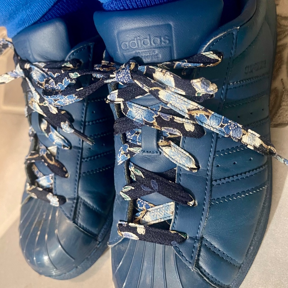 Adidas Superstar glossy toe blue sneakers, women’s 6.5 - Picture 3 of 7
